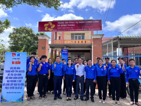 Bí thư Trung ương Đoàn thăm Đội hình thanh niên tình nguyện tại xã Đông Thành