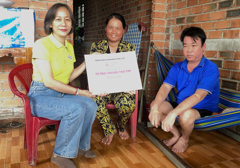 Chương trình Từ trái tim đến trái tim: Trao tiền hỗ trợ cho anh Nguyễn Văn Dự