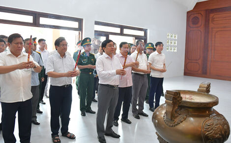 Bí thư Tỉnh ủy - Nguyễn Văn Quyết dâng hương tại Căn cứ Trung ương Cục miền Nam