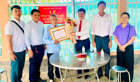 Sáng 10/7, Ủy viên Ban Thường vụ Tỉnh ủy, Bí thư Đảng ủy phường Tân Ninh - Lê Minh Thế đến trao tặng Huy hiệu 60 năm tuổi Đảng cho đảng viên Nguyễn Đoàn Tâm tại nhà riêng thuộc khu phố 5, phường Tân Ninh, tỉnh Tây Ninh.