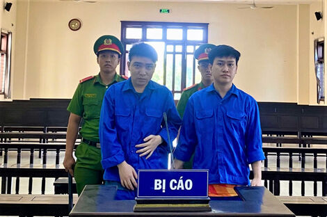 Các bị cáo mua ma túy, trang bị loa âm thanh, đèn chớp trang trí để mở tiệc ma túy tại phòng. Khi cả nhóm đang phê ma túy thì bị lực lượng công an bắt quả tang.