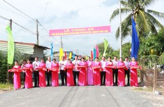 Xã Tân Trụ: Thông xe công trình trọng điểm chào mừng Đại hội Đảng bộ xã