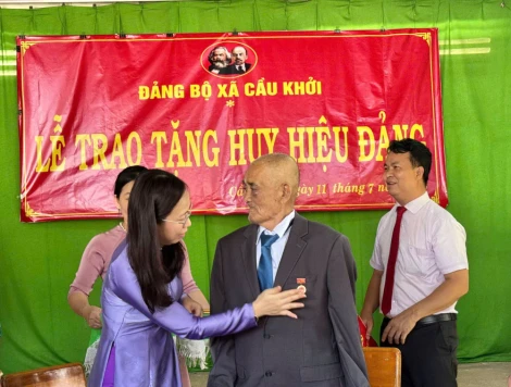Xã Cầu Khởi: Trao Huy hiệu 50 năm tuổi Đảng cho đảng viên lão thành