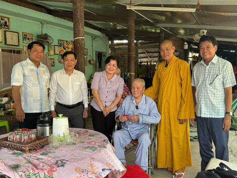 Thăm hỏi gia đình chính sách nhân dịp 27/7 tại xã Nhơn Ninh