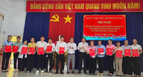 Xã Tân Tập công bố và trao quyết định nhân sự cho ngành Y tế và Giáo dục