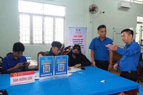 Chiều 15/7, Đoàn công tác do Phó Bí thư Tỉnh Đoàn Tây Ninh Phạm Văn Hậu làm trưởng đoàn đến thăm hỏi, động viên các đội hình thanh niên tình nguyện đang hỗ trợ vận hành mô hình chính quyền 2 cấp và cung cấp dịch vụ công trực tuyến tại cơ sở.