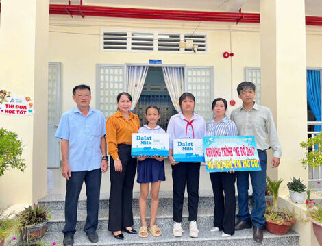 Xã Long Chữ: Tặng quà cho học sinh vùng biên giới
