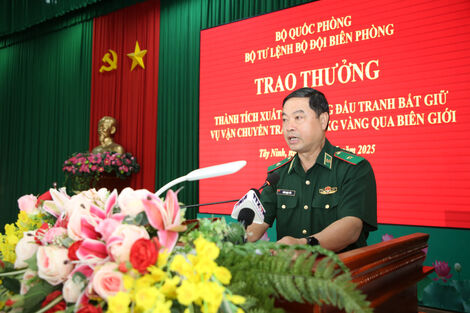 Trao thưởng thành tích đấu tranh bắt giữ vụ vận chuyển trái phép 18kg vàng qua biên giới