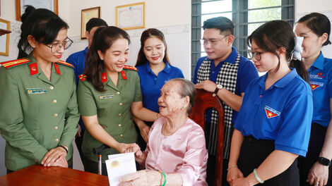 Tuổi trẻ phường Tân Ninh tri ân Mẹ Việt Nam anh hùng
