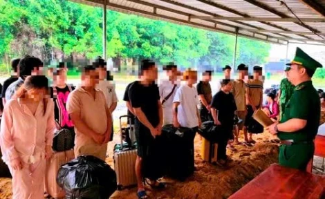 Bộ đội biên phòng Tây Ninh tiếp nhận 45 công dân Việt Nam bị Campuchia trục xuất, 6 người có tiền án