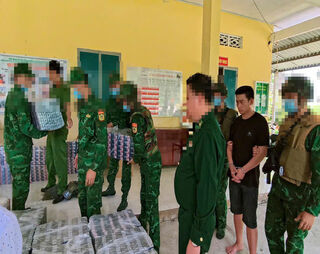 Khởi tố bị can dùng xe tải chở 45.000 gói thuốc lá ngoại nhập lậu lúc rạng sáng
