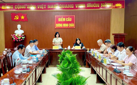 Trưởng ban Tuyên giáo và Dân vận Tỉnh ủy Nguyễn Thị Xuân Hương làm việc với xã Dương Minh Châu