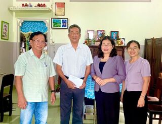 Bí thư Đảng ủy xã Dương Minh Châu thăm, tặng quà gia đình chính sách