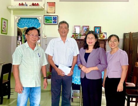 Bí thư Đảng ủy xã Dương Minh Châu thăm, tặng quà gia đình chính sách