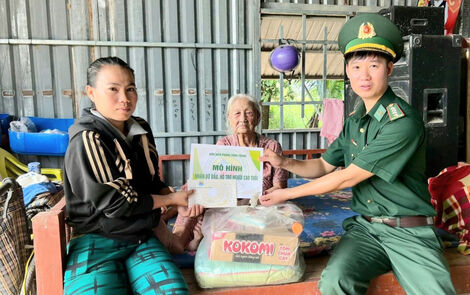 Đồn Biên phòng Sông Trăng thăm, tặng quà người cao tuổi có hoàn cảnh khó khăn