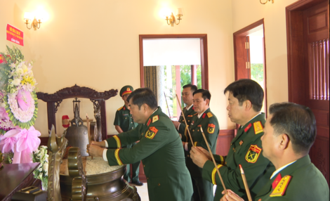 Đoàn đại biểu dự Đại hội đại biểu Đảng bộ Sư đoàn 5 dâng hương tưởng niệm Chủ tịch Hồ Chí Minh