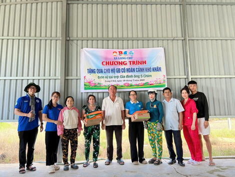 Xã Long Chữ: Tặng 100 phần quà cho gia đình có hoàn cảnh khó khăn