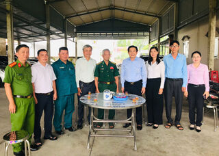 Lãnh đạo xã Tân Tập, xã Phước Lý thăm, tặng quà cho gia đình chính sách
