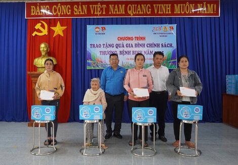 Xã Tân Biên: Tặng quà cho gia đình chính sách nhân kỷ niệm 78 năm Ngày Thương binh - Liệt sĩ