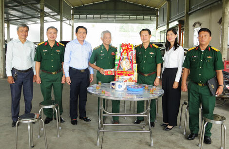 Bộ Chỉ huy Quân sự tỉnh Tây Ninh thăm, tặng quà gia đình chính sách