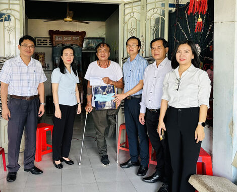 Chánh Thanh tra tỉnh Tây Ninh thăm, tặng quà gia đình chính sách tiêu biểu trên địa bàn phường Long Hoa