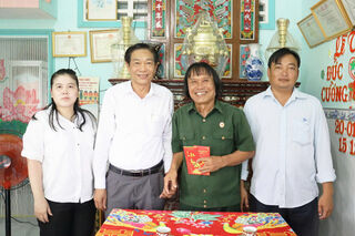 Bí thư Đảng ủy xã Mỹ Lộc thăm gia đình chính sách nhân dịp 27/7
