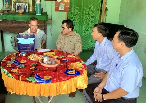 Trưởng ban Nội chính Tỉnh ủy Trương Nhật Quang thăm, tặng quà các gia đình chính sách