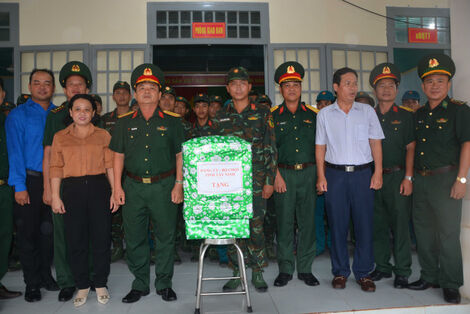 Bộ Chỉ huy Quân sự tỉnh: Thăm, tặng quà các lực lượng làm công tác dân vận đợt 1 năm 2025