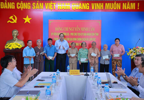 Phó Chủ tịch UBND tỉnh Nguyễn Minh Lâm tặng quà gia đình chính sách tại xã Hưng Thuận