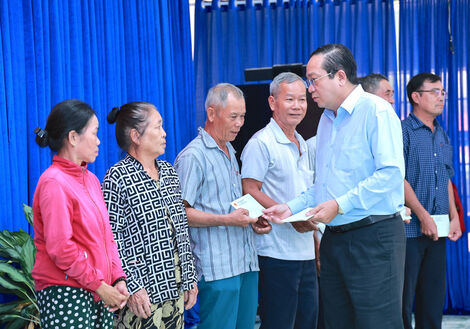 Phó Chủ tịch UBND tỉnh Nguyễn Minh Lâm thăm hỏi, tặng quà người có công với cách mạng, gia đình chính sách
