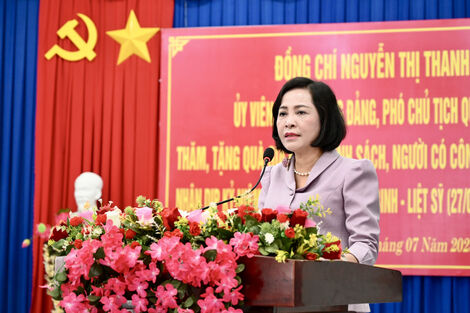 Phó Chủ tịch Quốc hội Nguyễn Thị Thanh thăm, tặng quà gia đình chính sách tại xã Tân Đông