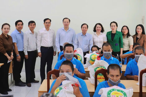 Phó Chủ tịch UBND tỉnh Đoàn Trung Kiên thăm, tặng quà cho người có công với cách mạng