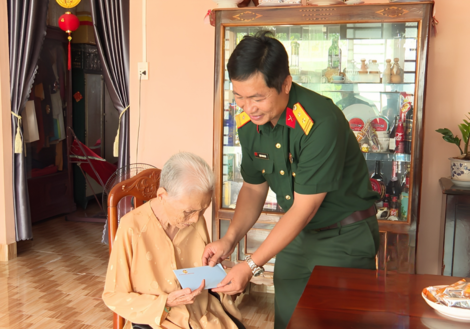 Bộ Chỉ huy Quân sự tỉnh thăm, tặng quà Bà mẹ Việt Nam Anh hùng và Anh hùng Lực lượng vũ trang Nhân dân