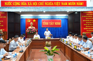 Lãnh đạo UBND tỉnh nghe báo cáo tiến độ các dự án trọng điểm