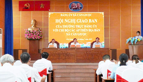 Thường trực Đảng ủy xã Cần Giuộc giao ban với các ấp