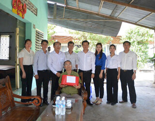 Tòa án Nhân dân khu vực 11 thăm, tặng quà gia đình chính sách tiêu biểu