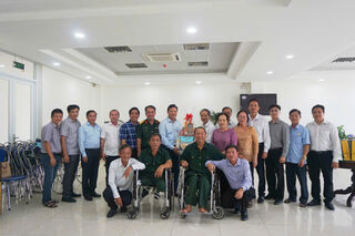 Lãnh đạo UBND tỉnh thăm, tặng quà thương binh nặng tại Long Đất