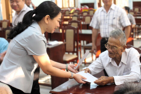 Thăm, tặng quà gia đình chính sách tại xã Cần Đước và xã Thuận Mỹ