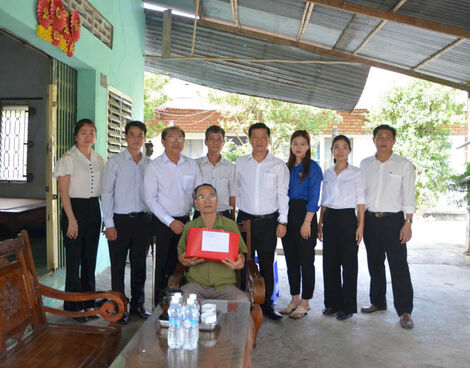 Tòa án Nhân dân khu vực 11 thăm, tặng quà gia đình chính sách tiêu biểu