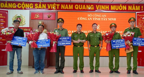 Khen thưởng 3 tập thể và 2 người dân truy bắt tên cướp tài sản xe ôm