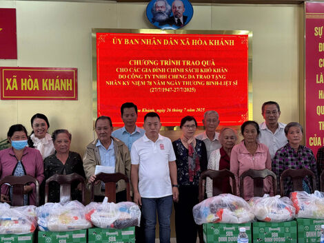 Xã Hòa Khánh trao quà cho gia đình chính sách