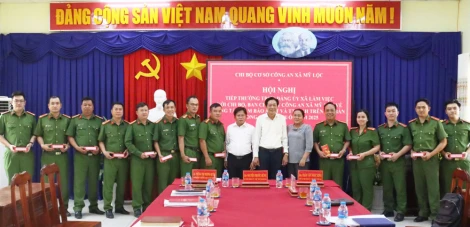 Thường trực Đảng ủy xã Mỹ Lộc làm việc với Công an xã