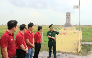 Bên cột mốc biên cương
