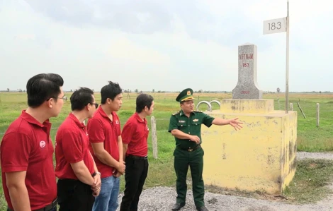 Bên cột mốc biên cương