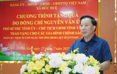 Chủ tịch UBND tỉnh Tây Ninh Nguyễn Văn Út tri ân gia đình chính sách tại xã Đức Huệ