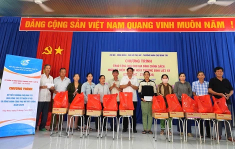 Nhân dịp kỷ niệm 78 năm Ngày Thương binh - Liệt sĩ ( 27/7/1947 – 27/7/2025), UBMTTQ Việt Nam xã Phước Chỉ, tỉnh Tây Ninh vừa phối hợp Đồn Biên phòng Phước Chỉ và các tổ chức, nhà hảo tâm đến thăm, tặng quà gia đình chính sách, người có công trên địa bàn xã.
