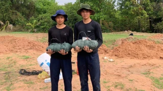 Thiêng liêng hành trình đưa các anh về đất mẹ: Những dấu chân lặng thầm trên đất bạn (Bài 2)