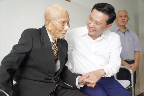 Phó Bí thư Tỉnh ủy Nguyễn Thanh Hải trao Huy hiệu 80 năm tuổi Đảng