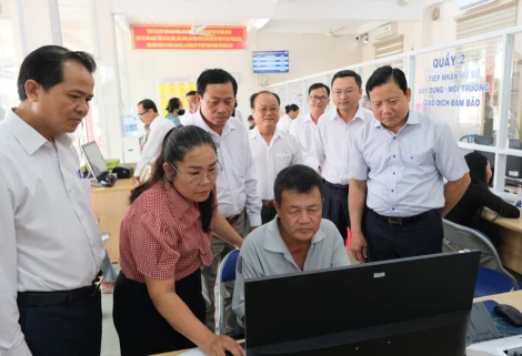 Phó Chủ tịch UBND tỉnh Phạm Tấn Hòa kiểm tra tình hình hoạt động của xã Hiệp Hòa