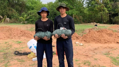 Thiêng liêng hành trình đưa các anh về đất mẹ: Những dấu chân lặng thầm trên đất bạn (Bài 2)